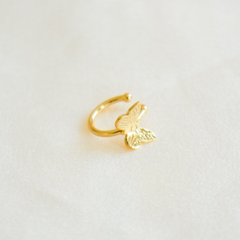 "Fia" gold-plated ear cuff with a delicate butterfly design
