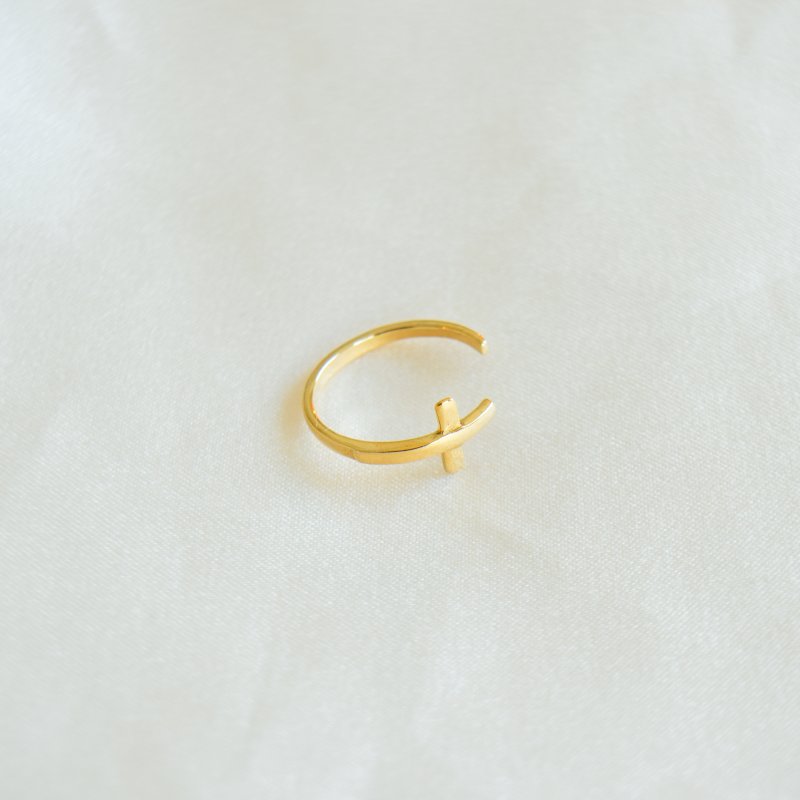 "Cleo" gold-plated toe ring with a minimalist cross design