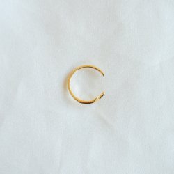 "Cleo" gold-plated toe ring with a minimalist cross design