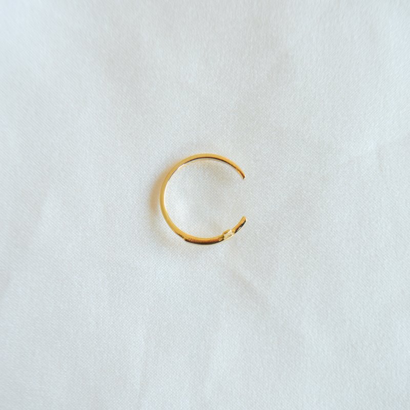 "Cleo" gold-plated toe ring with a minimalist cross design