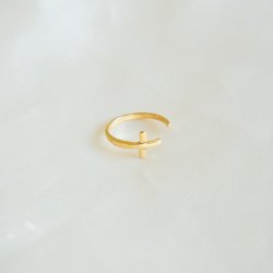 "Cleo" gold-plated toe ring with a minimalist cross design