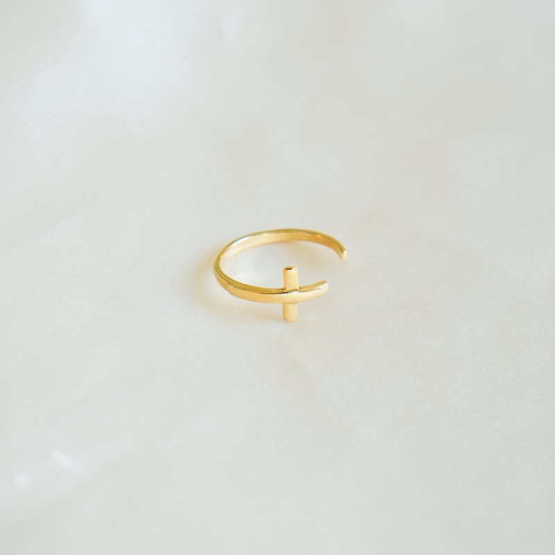 "Cleo" gold-plated toe ring with a minimalist cross design