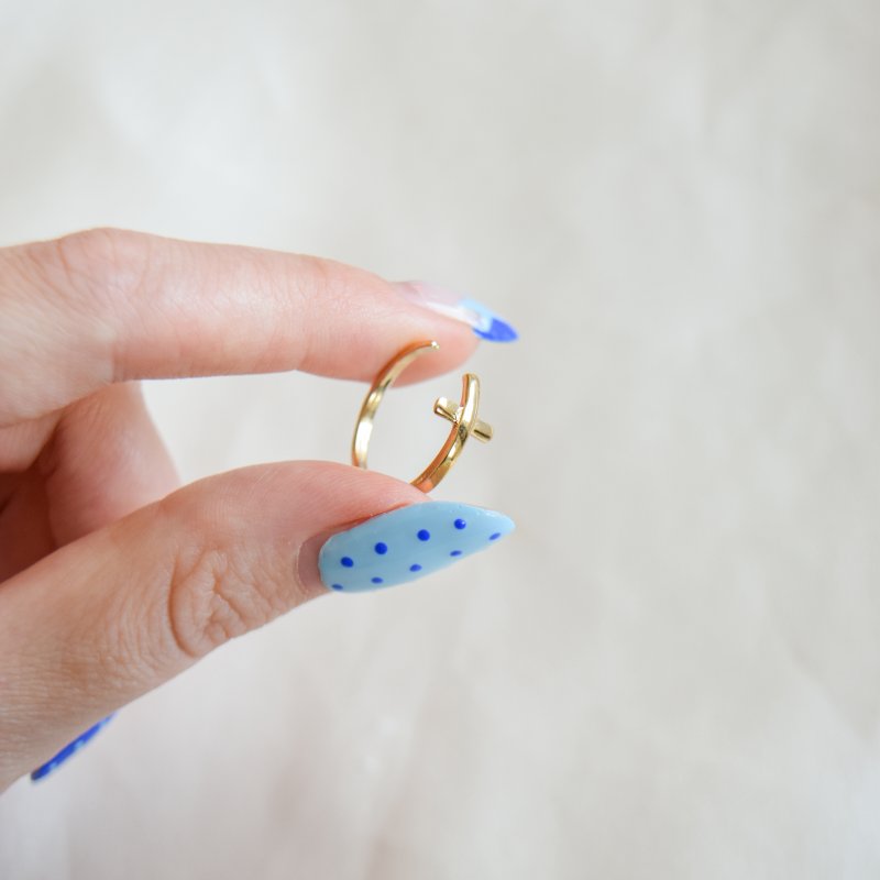 "Cleo" gold-plated toe ring with a minimalist cross design