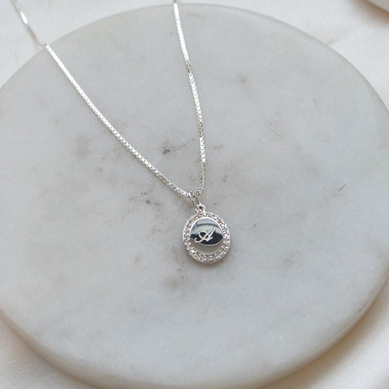 "Dazzling" halsk�de i sterling s�lv med sten og gravering