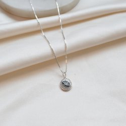 "Dazzling" halsk�de i sterling s�lv med sten og gravering