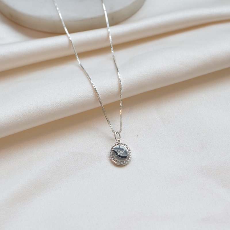 "Dazzling" halsk�de i sterling s�lv med sten og gravering