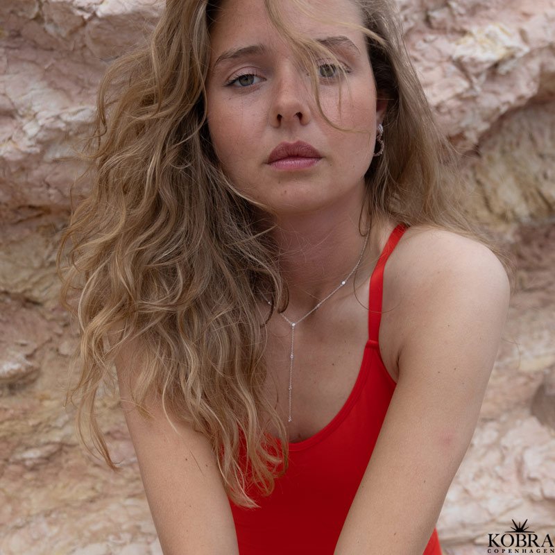 "Jenny" slv drop halskde med sten