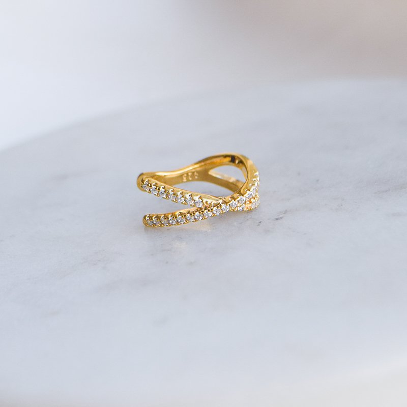 "Echo" earcuff med sten i 18 karat forgyldt