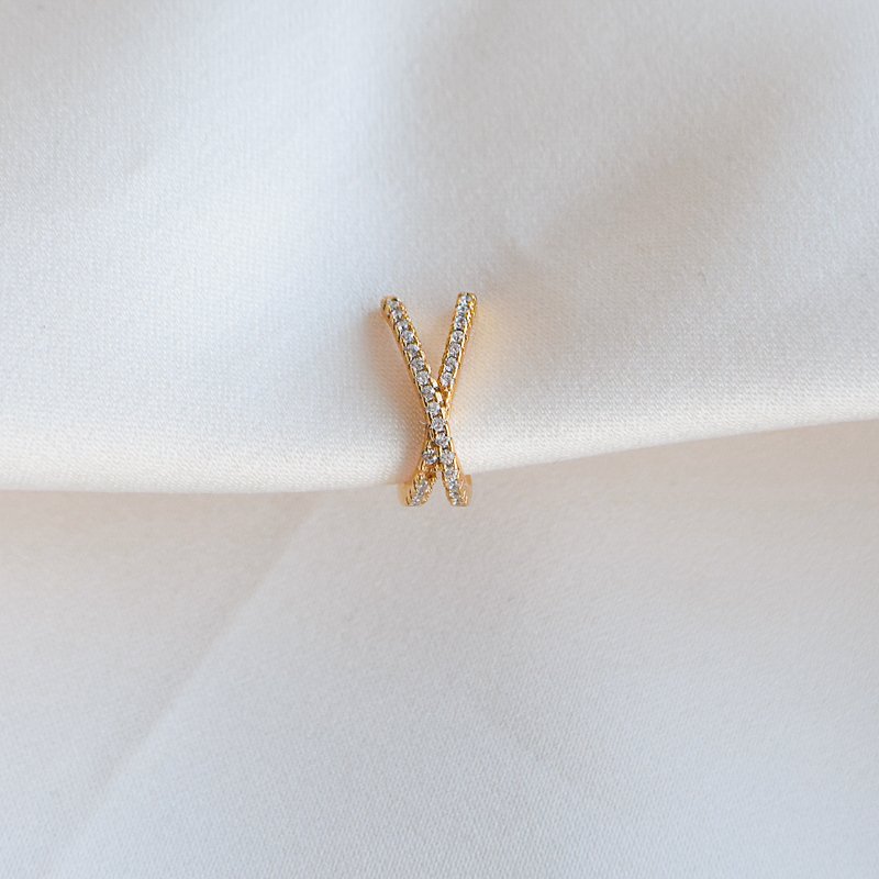 "Echo" earcuff med sten i 18 karat forgyldt