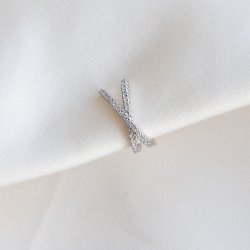 "Echo" earcuff i s�lv med zirkonia.