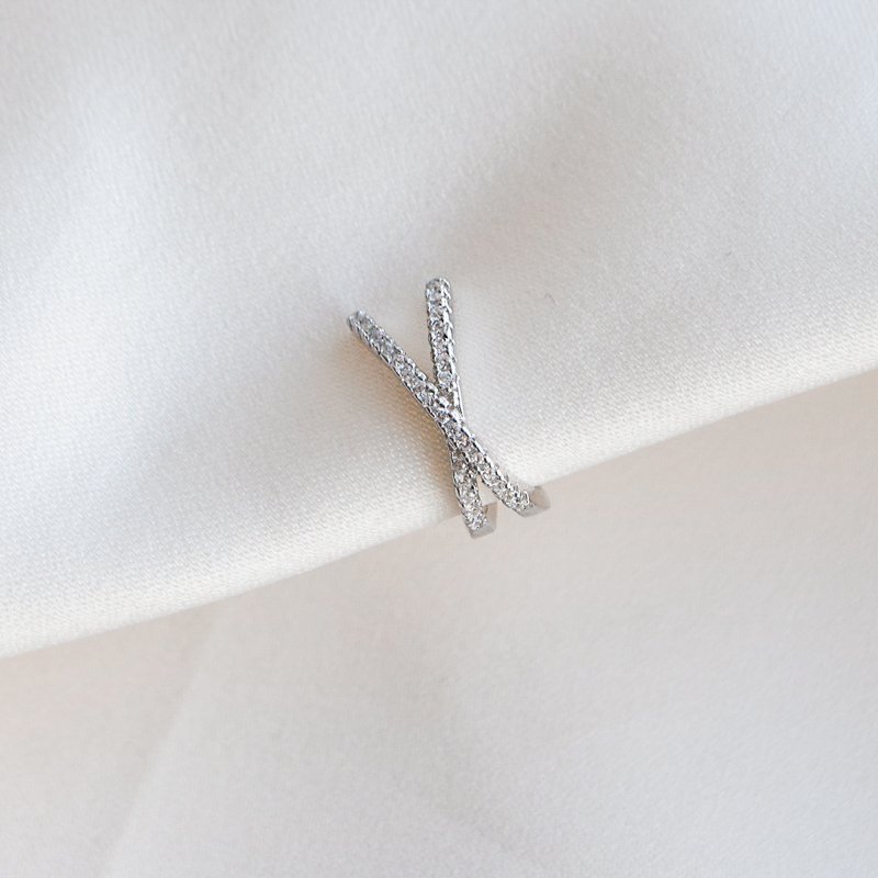 "Echo" earcuff i s�lv med zirkonia.