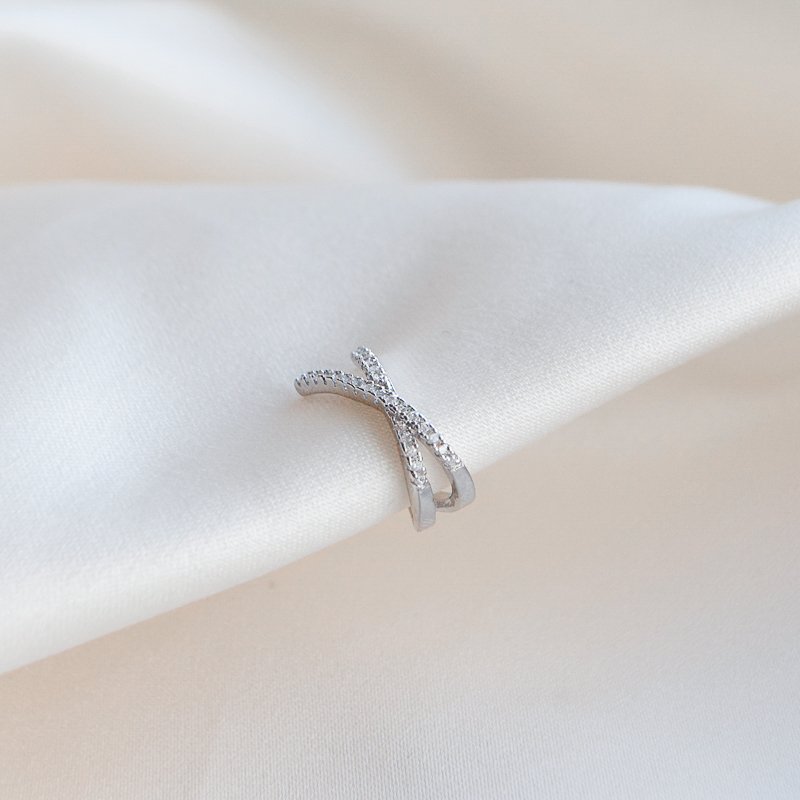 "Echo" earcuff i s�lv med zirkonia.