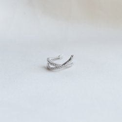 "Echo" earcuff i s�lv med zirkonia.