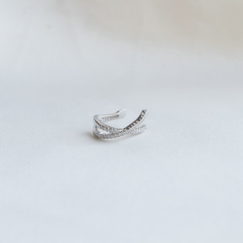 "Echo" earcuff i s�lv med zirkonia.