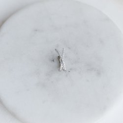 "Echo" earcuff i s�lv med zirkonia.