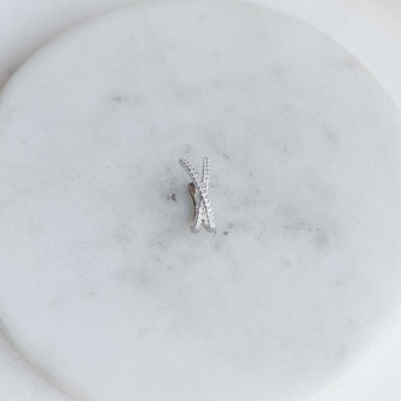 "Echo" earcuff i s�lv med zirkonia.