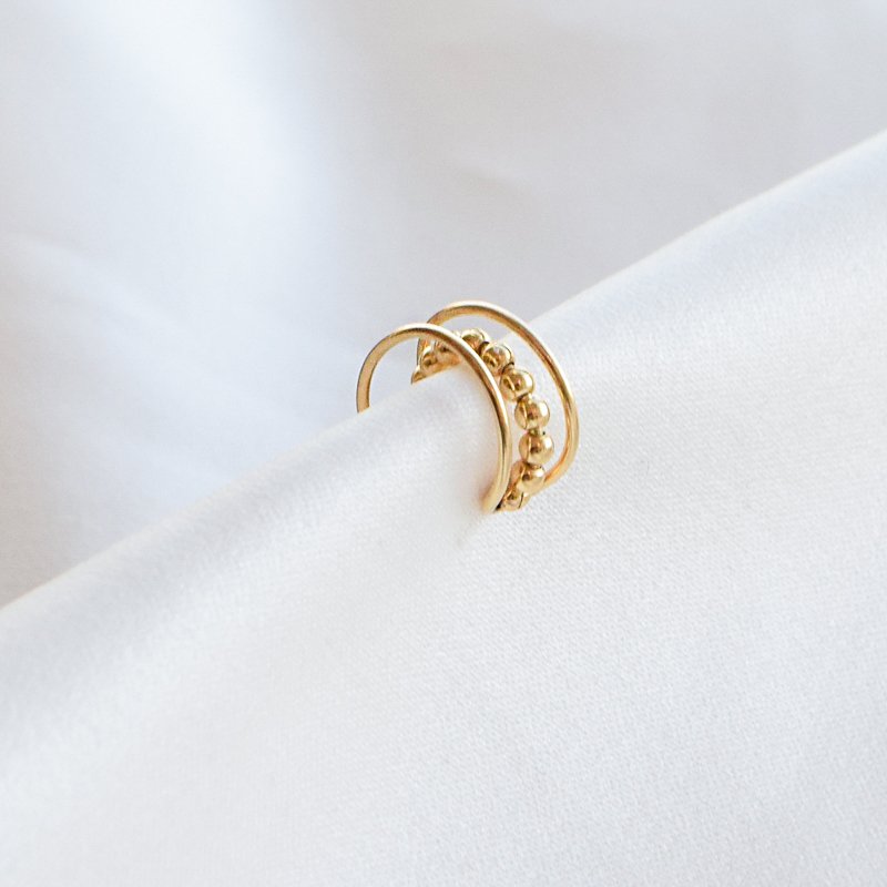 "Eliana" earcuff med kuledesign i 18k forgylt s�lv.