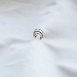 "Eliana" earcuff med kuledesign i s�lv.