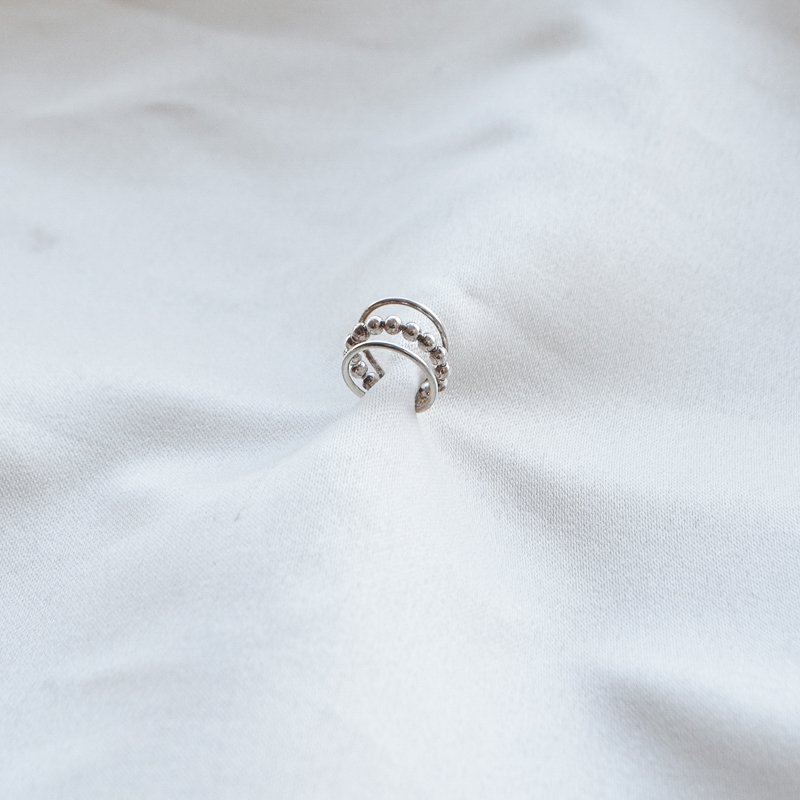 "Eliana" earcuff med kuledesign i s�lv.