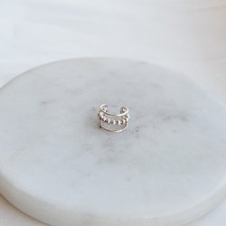 "Eliana" earcuff med kuledesign i s�lv.