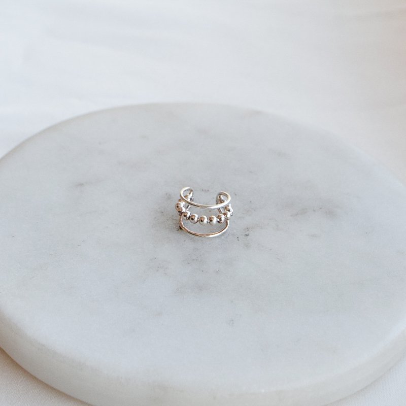 "Eliana" earcuff med kuledesign i s�lv.