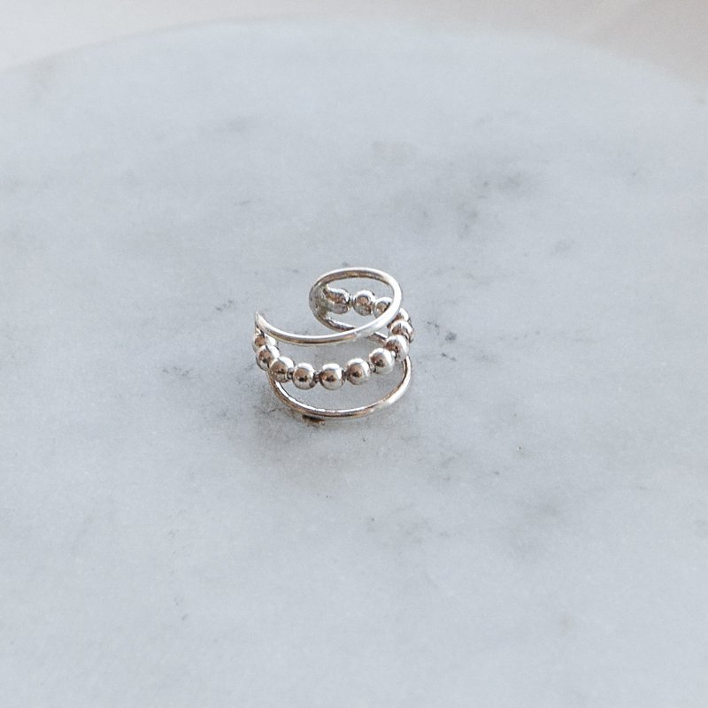 "Eliana" earcuff med kuledesign i s�lv.