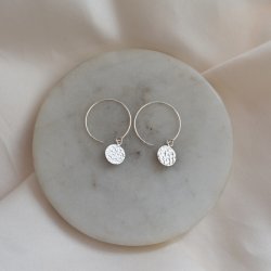 "Elizabeth" s�lv hoops med hammersl�et vedh�ng