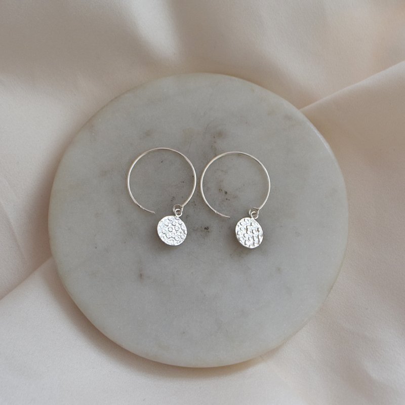 "Elizabeth" s�lv hoops med hammersl�et vedh�ng