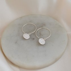 "Elizabeth" s�lv hoops med hammersl�et vedh�ng