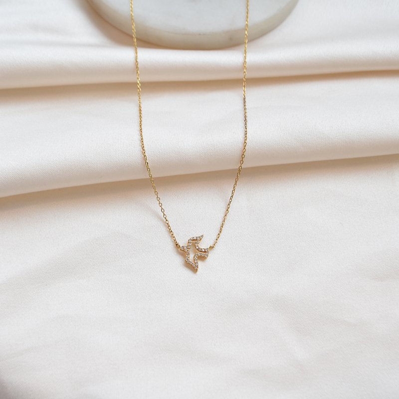 English "Falcon" necklace in 18k gold-plated sterling silver with a small swallow