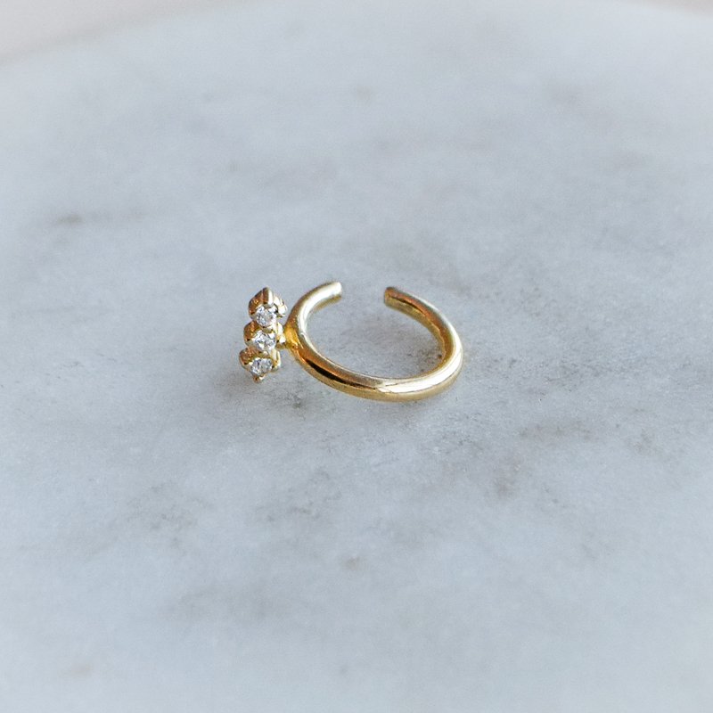 "Flake" earcuff i 18k forgylt sterlings�lv med steiner.