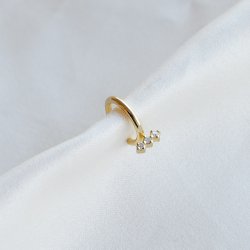 "Flake" earcuff i 18k forgylt sterlings�lv med steiner.