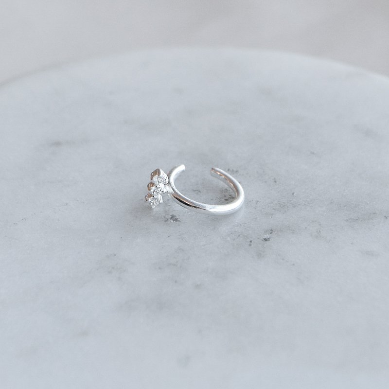 "Flake" earcuff med stein i sterlings�lv.