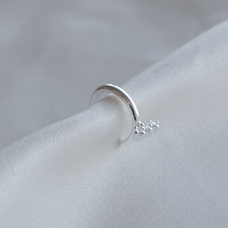 "Flake" earcuff med stein i sterlings�lv.