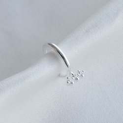 "Flake" earcuff med stein i sterlings�lv.