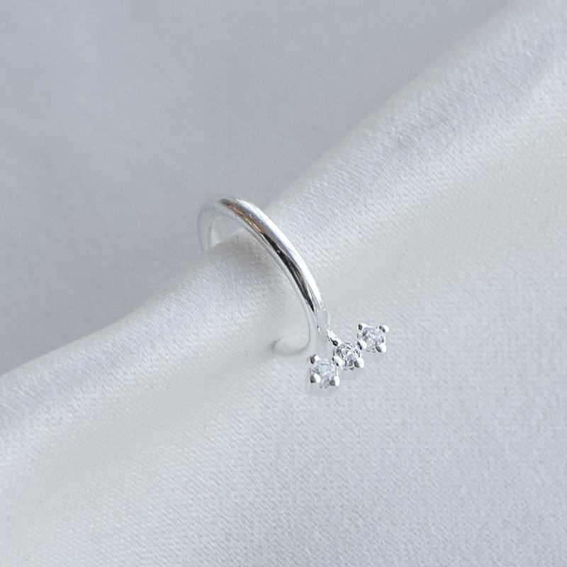 "Flake" earcuff med stein i sterlings�lv.