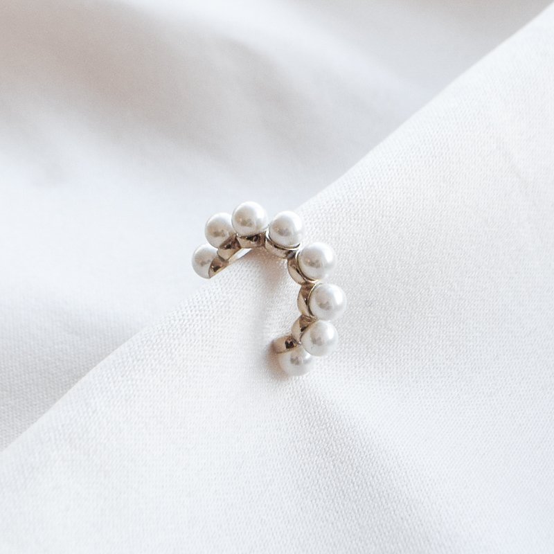 "Floria" earcuff i 18k gullbelagt sterling s�lv med ferskvannsperler