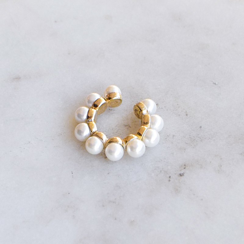 "Floria" earcuff i 18k gullbelagt sterling s�lv med ferskvannsperler