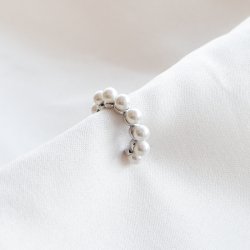 "Floria" earcuff i sterling s�lv med ferskvannsperler