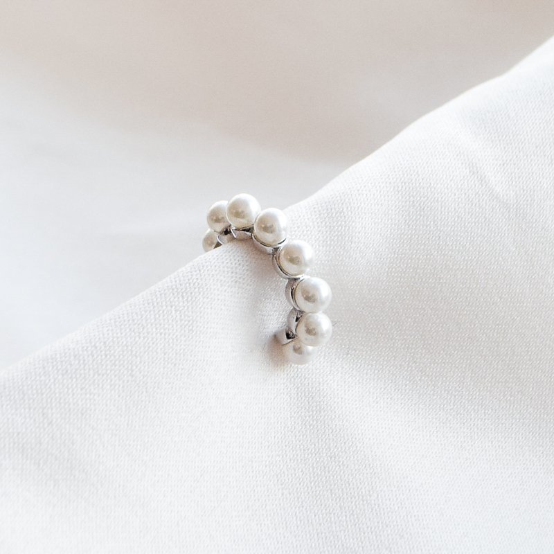 "Floria" earcuff i sterling s�lv med ferskvannsperler