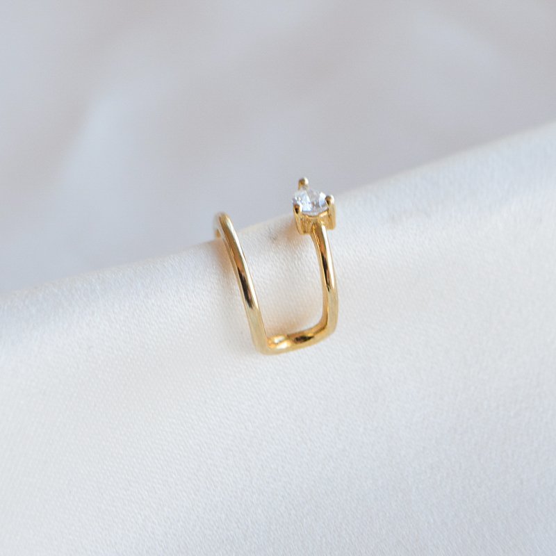 "Genie" earcuff i 18k forgylt sterlings�lv med stein.