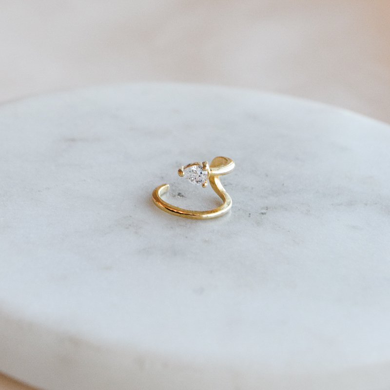 "Genie" earcuff i 18k forgylt sterlings�lv med stein.