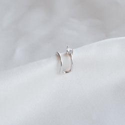 "Genie" earcuff i sterlings�lv med stein.