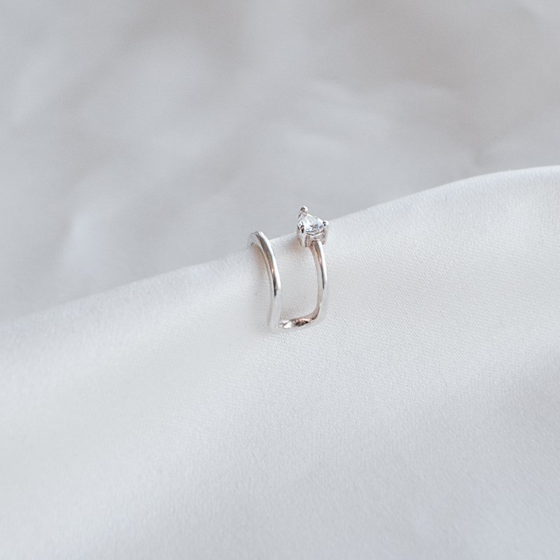 "Genie" earcuff i sterlings�lv med stein.