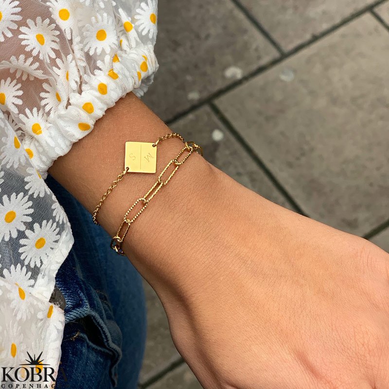 "Hey" forgyldt armbnd med personlig gravering