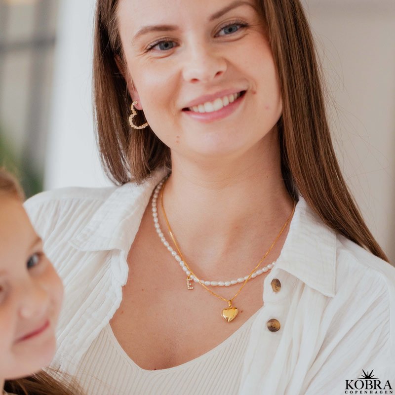 "Mikami" store guld hjerte reringe med hvide sten