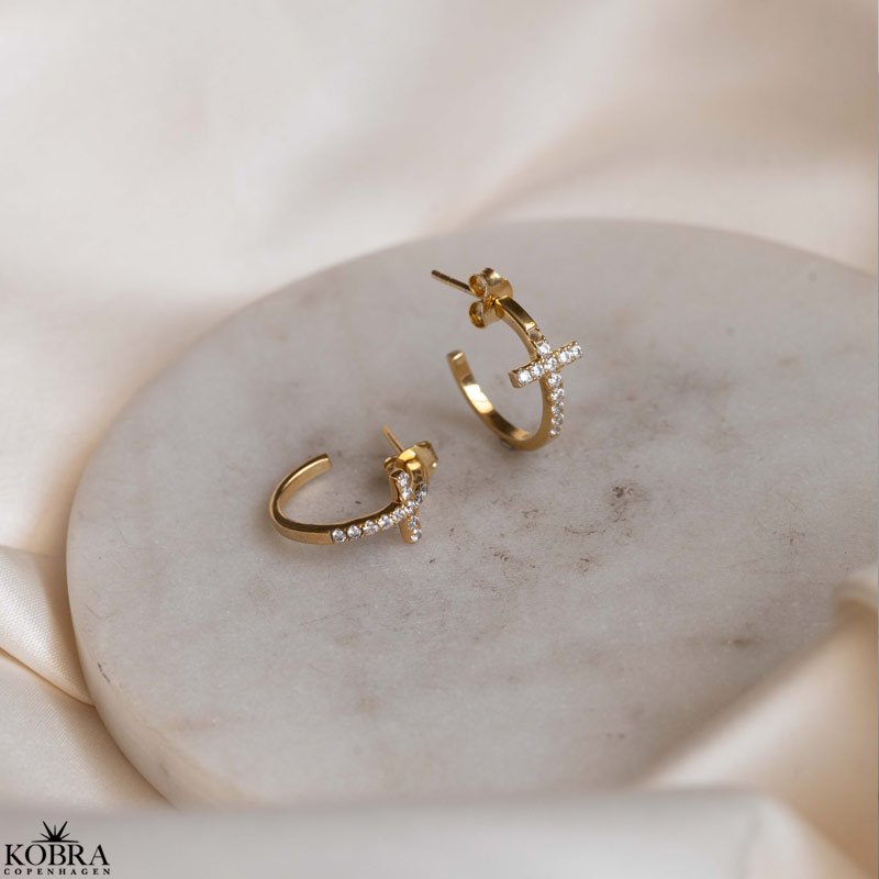 "Trudy" 18 karat forgyldte Kors creolere med hvide zirkonia sten
