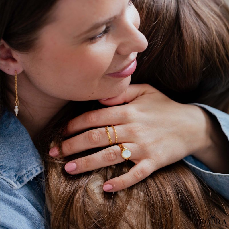 "Flora" gold ring with mother of pearl