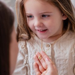 "Bellis" trekløver guld halskæde med gravering
