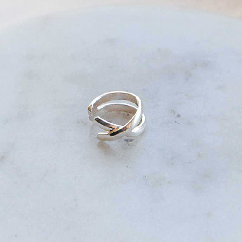 "Hayden" earcuff i sterlings�lv med kryssdesign.